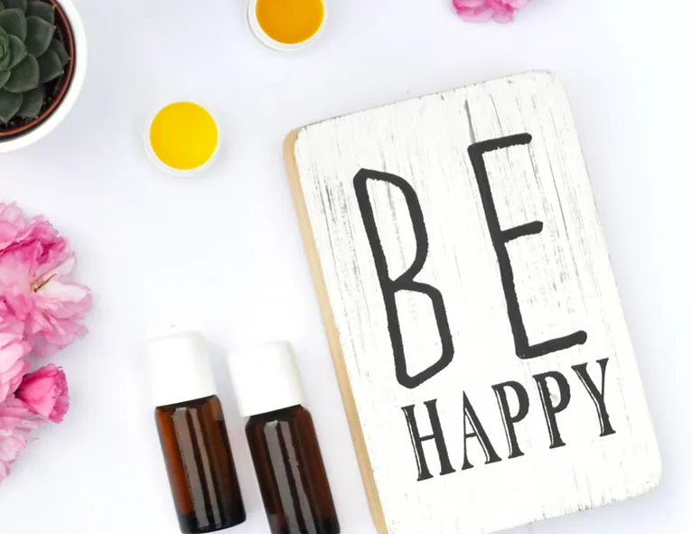 Kind hält ein Glas mit Anhänger „Be Happy“ — Sinnbild für Mentaltraining für die Seele