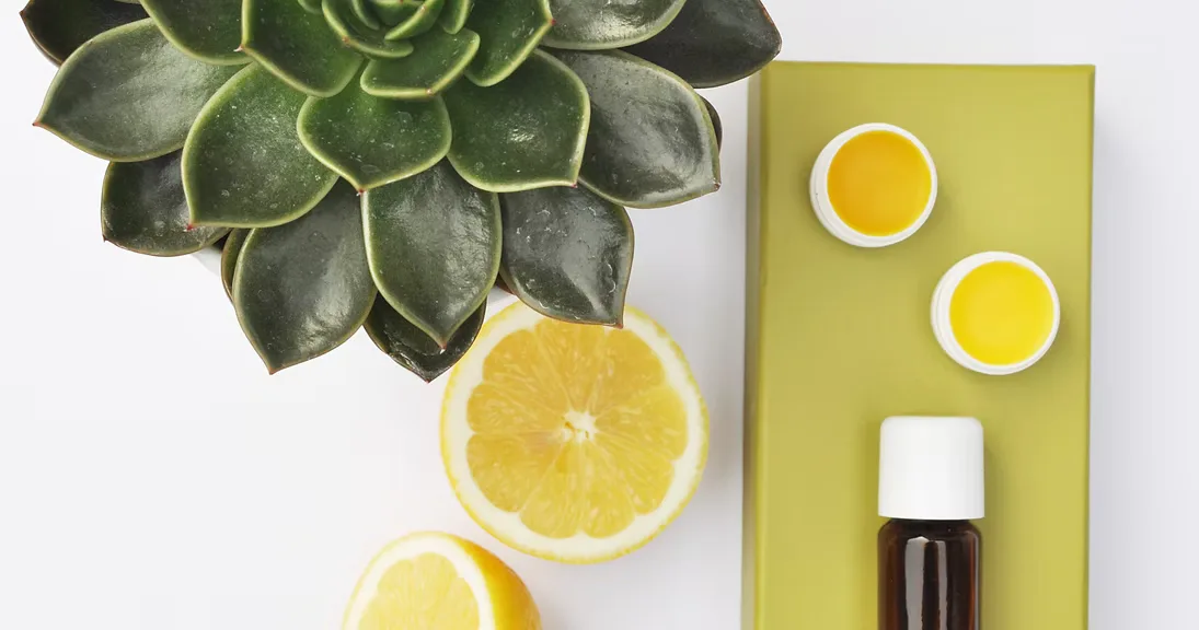 Kind hält Limette und Flasche mit ätherischem Öl — Energie für den Körper